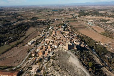 Ciutadilla kalesinin ve Ciutadilla, Lleida kasabasının geri kalanının hava manzarası.