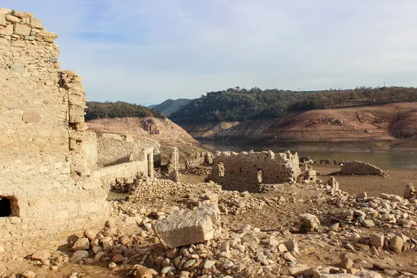 Sant Roma 'nın Romanesk kulesi Vilanova de Sau ile kuraklık içindeki Sau rezervuarının havadan görünüşü.