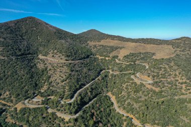 Katalonya, İspanya 'da çam kaplı dağlar arasındaki dolambaçlı bir kır yolunun inanılmaz hava manzarası.