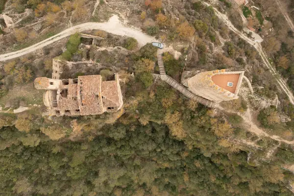 Bulutlu bir günde Santa Perpetua Kalesi ve Santa Perpetua Kilisesi 'nin panoramik hava manzarası