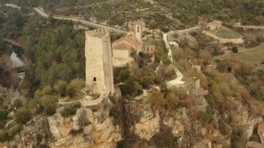 Bulutlu bir günde Santa Perpetua Kalesi ve Santa Perpetua Kilisesi 'nin panoramik hava manzarası