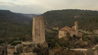 Bulutlu bir günde Santa Perpetua Kalesi ve Santa Perpetua Kilisesi 'nin panoramik hava manzarası