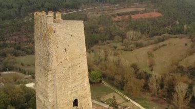 Bulutlu bir günde Santa Perpetua Kalesi ve Santa Perpetua Kilisesi 'nin panoramik hava manzarası