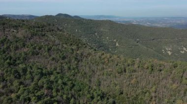 Katalonya, İspanya 'daki Muntanyes de Prades olarak da bilinen Prades Dağları' nın havadan görünüşü.