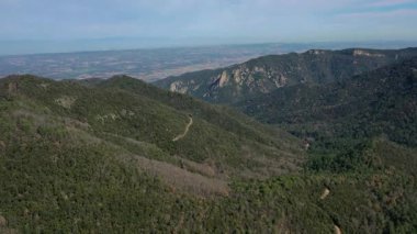 Katalonya, İspanya 'daki Muntanyes de Prades olarak da bilinen Prades Dağları' nın havadan görünüşü.
