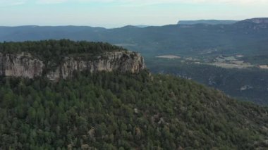 Katalonya, İspanya 'daki Muntanyes de Prades olarak da bilinen Prades Dağları' nın havadan görünüşü