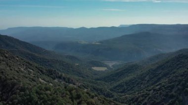 Katalonya, İspanya 'daki Muntanyes de Prades olarak da bilinen Prades Dağları' nın havadan görünüşü.