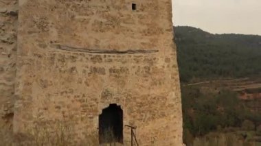 Bulutlu bir günde Santa Perpetua Kalesi ve Santa Perpetua Kilisesi 'nin hava manzarası