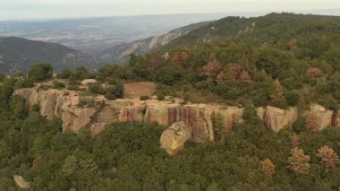 Katalonya, İspanya 'daki Muntanyes de Prades olarak da bilinen Prades Dağları' nın panoramik hava manzarası