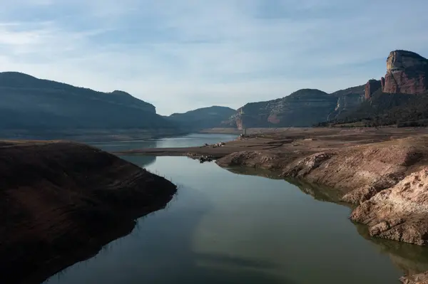 Havadan bakıldığında, Sau rezervuarındaki toprak kurumuş ve çatlamış. Katalonya.