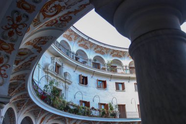 SEVILLE, İspanya - 27 Nisan 2024: Plaza del Cabildo, Sevilla, İspanya, Avrupa