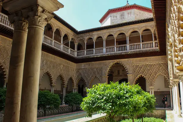 SEVILLE, İspanya - 29 Nisan 2024: Sevilla Kraliyet Alcazar, 10. Yüzyıl Sarayı, UNESCO Dünya Mirası Alanı, Sevilla, Endülüs, İspanya, Avrupa