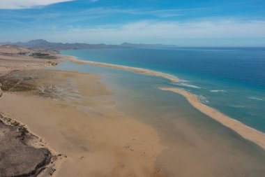 Fuerteventura 'daki Sotavento Sahili' nin insansız hava aracı görüntüleri, büyüleyici doğal kıyı manzarasında gelgit kumsalları ve turkuaz suları gösteriyor..