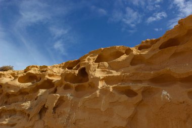 İspanya 'nın Kanarya Adaları' ndaki Fuerteventura Adası 'nda bulunan Barranco Encantado' da rüzgar ve zaman tarafından yontulmuş kumtaşı oluşumları.. 