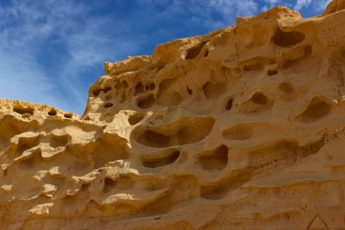 İspanya 'nın Kanarya Adaları' ndaki Fuerteventura Adası 'nda bulunan Barranco Encantado' da rüzgar ve zaman tarafından yontulmuş kumtaşı oluşumları.. 