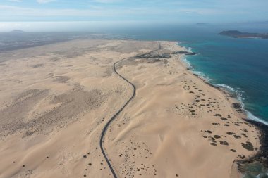 İspanya 'nın Kanarya Adaları Fuerteventura kentindeki Corralejo Doğal Parkı' ndan geçen yolun yüksek çözünürlüklü hava fotoğrafı.. 