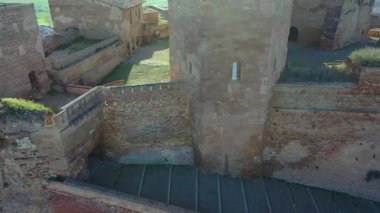 İspanya, Aragon 'da bulunan Mezar Kalesi' nin yüksek çözünürlüklü insansız hava aracı videosu. Bu tarihi ortaçağ kalesi, taştan mimarisini ve etrafındaki manzaranın yüksek konumunu gösteren birçok açıdan ele geçirilmiştir.. 