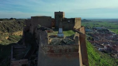 İspanya, Aragon 'da bulunan Mezar Kalesi' nin yüksek çözünürlüklü insansız hava aracı videosu. Bu tarihi ortaçağ kalesi, taştan mimarisini ve etrafındaki manzaranın yüksek konumunu gösteren birçok açıdan ele geçirilmiştir.. 