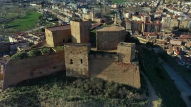 İspanya, Aragon 'da bulunan Mezar Kalesi' nin yüksek çözünürlüklü insansız hava aracı videosu. Bu tarihi ortaçağ kalesi, taştan mimarisini ve etrafındaki manzaranın yüksek konumunu gösteren birçok açıdan ele geçirilmiştir.. 