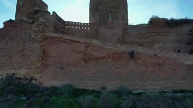 İspanya, Aragon 'da bulunan Mezar Kalesi' nin yüksek çözünürlüklü insansız hava aracı videosu. Bu tarihi ortaçağ kalesi, taştan mimarisini ve etrafındaki manzaranın yüksek konumunu gösteren birçok açıdan ele geçirilmiştir.. 