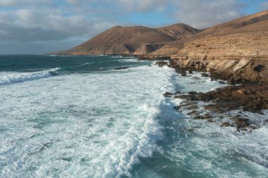 Kanarya Adaları 'ndaki Vigocho ve Garcey plajlarının yüksek çözünürlüklü fotoğrafları el değmemiş doğal güzellikleri, köpüklü okyanus dalgalarını ve kum ve kaya oluşumlarının zıt renklerini gösteriyor..