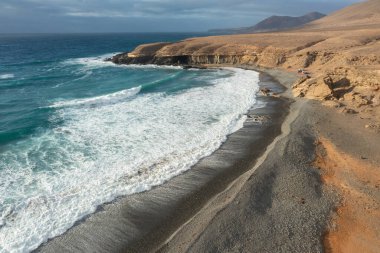 Engebeli volkanik manzaralar ve kristal berrak Atlantik sularıyla çevrili Fuerteventuras gizli plajları, Vigocho ve Garcey, doğa, seyahat ve kıyı manzaraları için mükemmel..