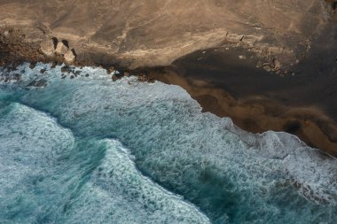 Olağanüstü kuşların bakış açısı Fuerteventuras 'ın batı kıyısındaki iki uzak sahile bakıyor. Atlantik kıyıları ve adaların bozulmamış güzelliğini vurguluyor dramatik volkanik araziyi..