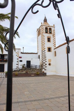 Betancuria 'daki Santa Mara Kilisesi' nin koloni mimarisi bulutlu bir günde kasvetli bir atmosferle