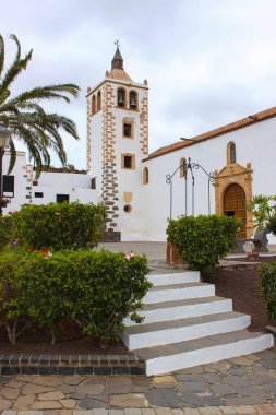 Betancuria 'daki Santa Mara Kilisesi' nin koloni mimarisi bulutlu bir günde kasvetli bir atmosferle