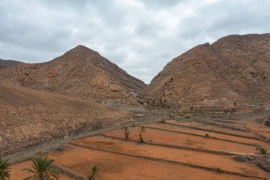 Mal Paso geçidi boyunca uzanan taştan teraslar adaların kırsal mirasını ve kurak araziye adaptasyonunu yansıtıyor.
