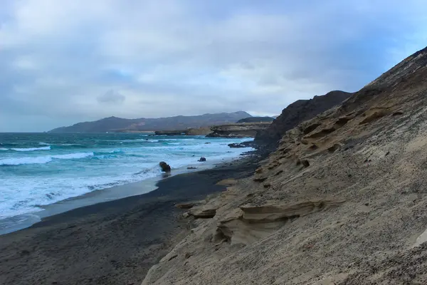 Engebeli kıyı manzarası Fuerteventuras antik jeolojik tarihi sergiliyor