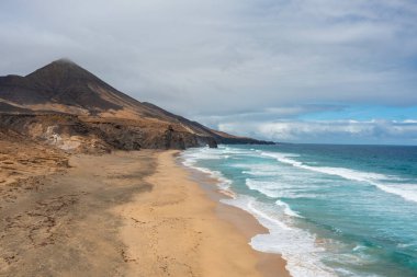 Coffee sahilinin uzaktan kumandalı insansız hava aracı çekimi ve Atlantik Okyanusu 'ndan yükselen dramatik Roque del Moro..