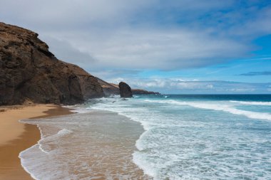 Efsanevi Roque del Moro 'nun yer aldığı Fuerteventura' daki Coffee Beach 'in vahşi ve el değmemiş manzarası.