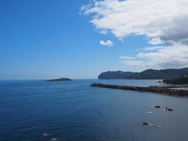 Mavi gökyüzü ve beyaz bulutlu bermeo iskelesi