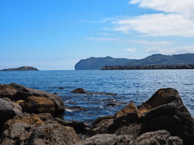 Deniz manzaralı kayalardan manzara ve Bermeo iskelesi.