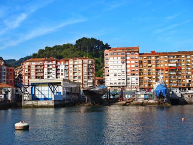 Bermeo şehrinin sokakları ve köşeleri, renkli boyanmış evleri, ortaçağ taş kemerleri ve bronz heykelleriyle eski kasaba gibi.