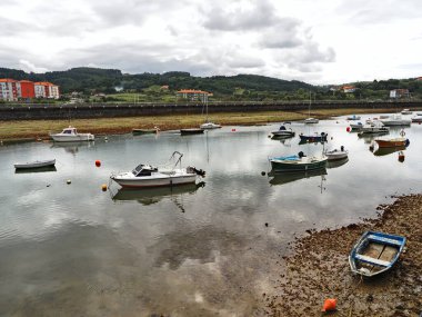 Halaklarda ve Plentzia balıkçı limanında balıkçı tekneleri.