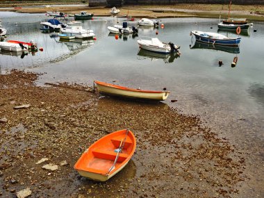 Halaklarda ve Plentzia balıkçı limanında balıkçı tekneleri.