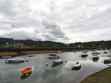 Halaklarda ve Plentzia balıkçı limanında balıkçı tekneleri.