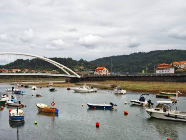 Halaklarda ve Plentzia balıkçı limanında balıkçı tekneleri.