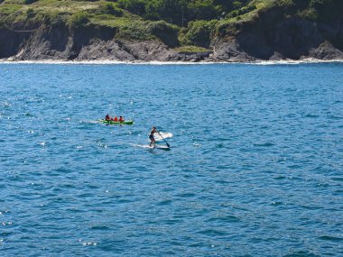 Aile tatilde denizi zevkle seyrediyor. Denizi zevkle seyrediyor.