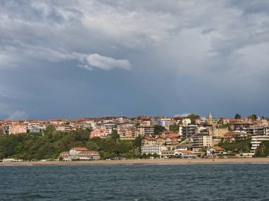 Sahilin manzarası ve denizden gelen eski Getxo kasabası.