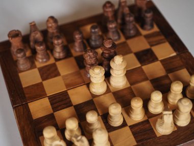 ahşap seyahat satranç takımı