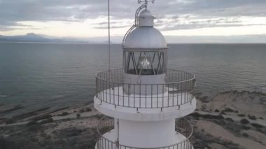 Alicante İspanya 'da şafakta deniz fenerinde. Navigasyon Kalesi. Coast Sky City Denizi. Açık deniz sahili sahili sahili manzarası. Sahil kenarı simgesi. İspanya 'da gündoğumu silüeti. Yüksek kaliteli FullHD resimleri