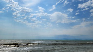 Bulutlu bir gökyüzünün altında deniz ufku. engin deniz manzarası