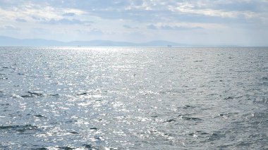 Bulutlu bir gökyüzünün altında deniz ufku. engin deniz manzarası