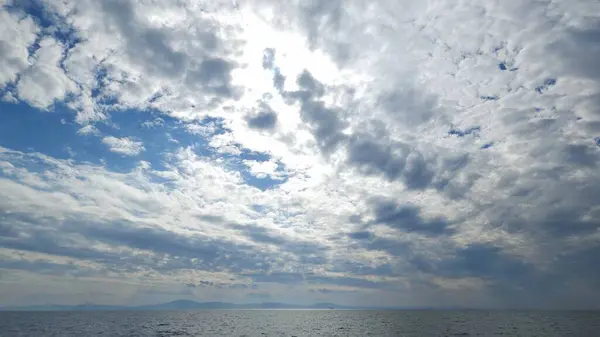 Bulutlu bir gökyüzünün altında deniz ufku. engin deniz manzarası