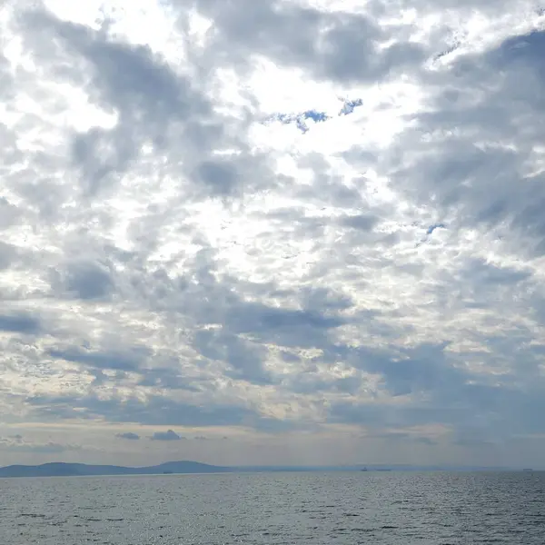 Bulutlu bir gökyüzünün altında deniz ufku. engin deniz manzarası