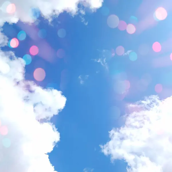 Mavi gökyüzüne karşı bulutların arasında sihirli bir şekilde parlayan güneş ışığı.