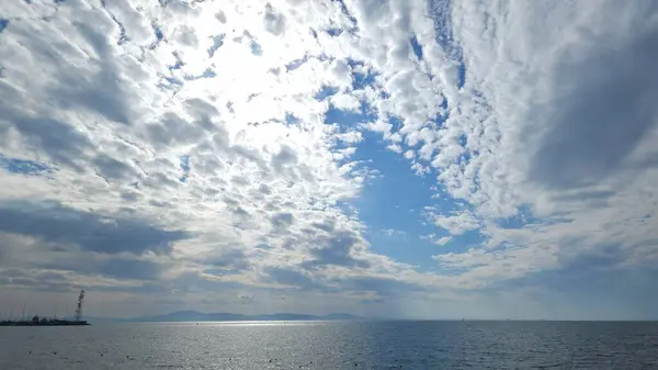 Kümülüs bulutlarının deniz ufkunda mavi gökyüzündeki güzelliği. Büyüleyici deniz manzarası